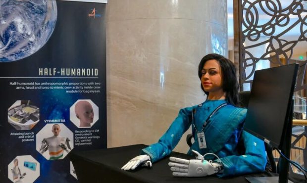 هند زن رباتیک را قبل از انسان‌ به فضا می‌فرستد